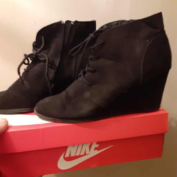 Women's  Shoes - Picture 1 of 3